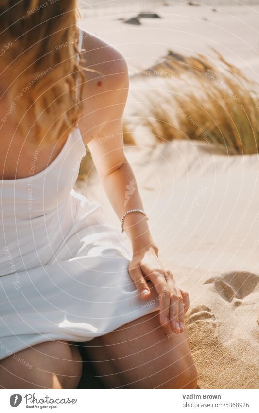 Porträt einer Frau am Strand Hut Sommer Bikini MEER Schönheit Urlaub Meer Menschen Mode reisen Wasser Sand Model Badeanzug Sonne Körper Lächeln Freizeit Himmel