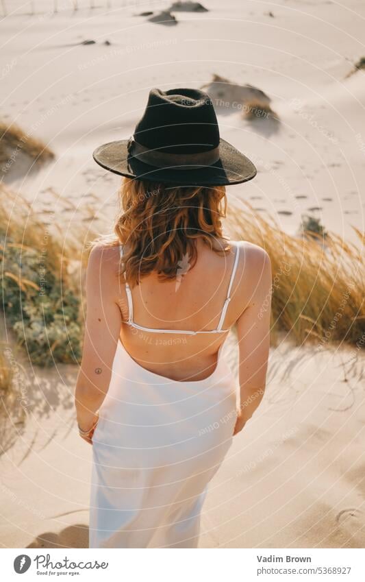 Porträt einer Frau mit Hut Strand Sommer Bikini MEER Schönheit Urlaub Meer Menschen Mode reisen Wasser Sand Model Badeanzug Sonne Lächeln Körper Freizeit Himmel