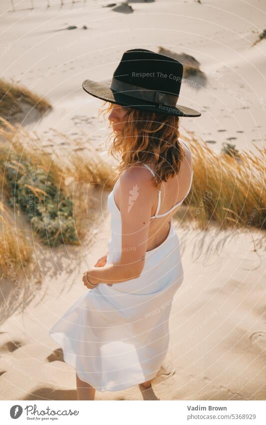 Porträt einer Frau mit Hut Strand Sommer Bikini MEER Schönheit Urlaub Meer Menschen Mode reisen Wasser Sand Model Badeanzug Sonne Lächeln Körper Freizeit Himmel