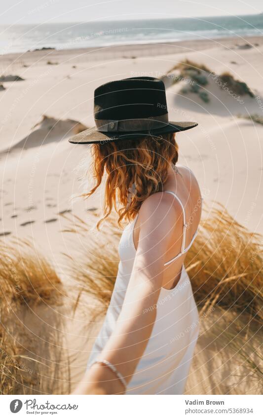 Porträt einer Frau mit Hut Strand Sommer Bikini MEER Schönheit Urlaub Meer Menschen Mode reisen Wasser Sand Model Badeanzug Sonne Lächeln Körper Freizeit Himmel