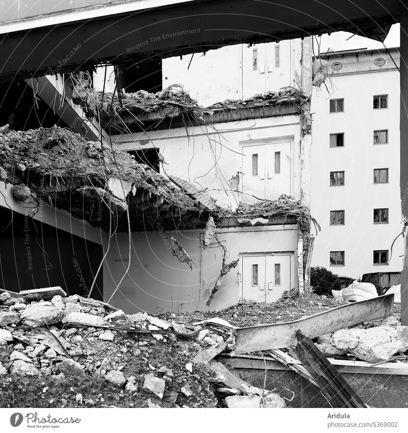 Abrissgebäude s/w Vergänglichkeit kaputt Gebäude Verfall Wandel & Veränderung Zerstörung Bauwerk Architektur Haus Menschenleer Fenster Kabel Schutt verlassen