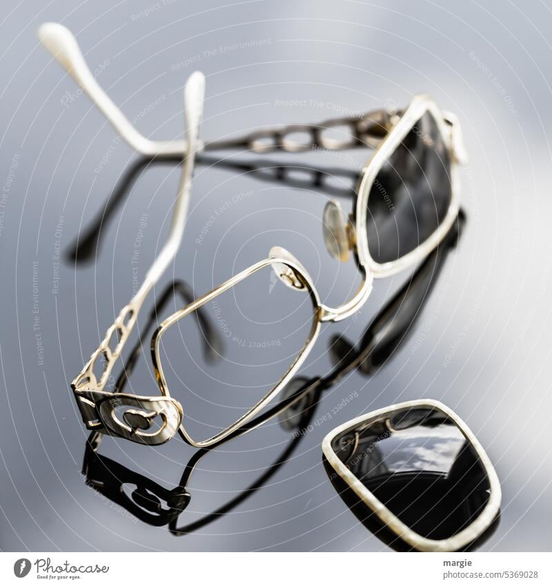 Sonnen - Brille defekt Schatten schatten Licht Sonnenbrille Spiegelung Reflektion Reflexion & Spiegelung Brillengläser trendy spiegeln Augen liegend stylish