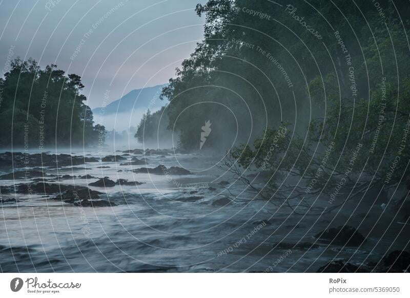 Morgendämmerung am river Affric. Tal Fluss Wasserfall Stromschnellen glen affric Bach valley Landschaft landscape scotland England Schottland wandern hiking