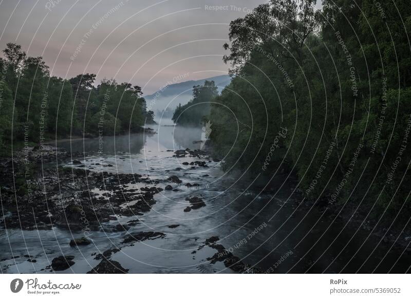 Früher Morgen am river Affric. Tal Fluss Wasserfall Stromschnellen glen affric Bach valley Landschaft landscape scotland England Schottland wandern hiking