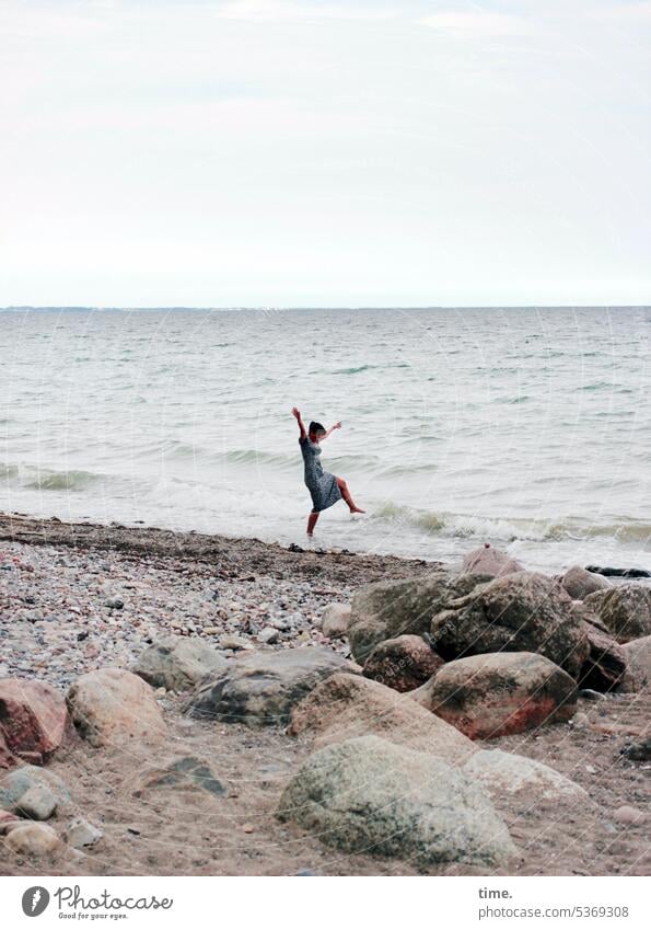 il mare, il mare! Frau Meer Ostsee Wellen Steine Strand Sand Wasser Küste Himmel Horizont Natur Landschaft Ferien & Urlaub & Reisen Erholung Ferne Sommer