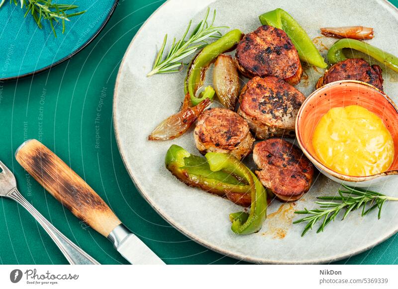 Filet Mignon Steak aus Schweinefilet. Medaillon Fleisch Schweinefleisch gegrillt Lebensmittel Abendessen Lendenstück Barbecue gebraten Teller Paprika Gemüse