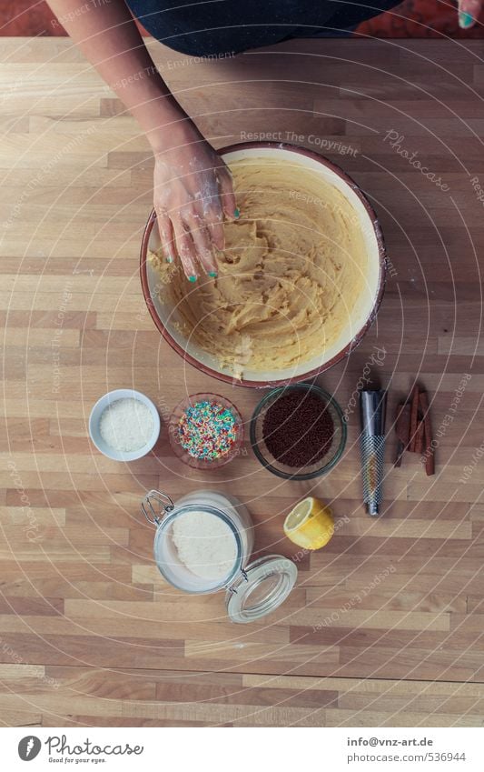 Backen und so! Lebensmittel Kuchen Dessert Süßwaren Ernährung Bioprodukte Freizeit & Hobby Wohnung Tisch Feste & Feiern Handwerk 1 Mensch gelb kneten Teigwaren