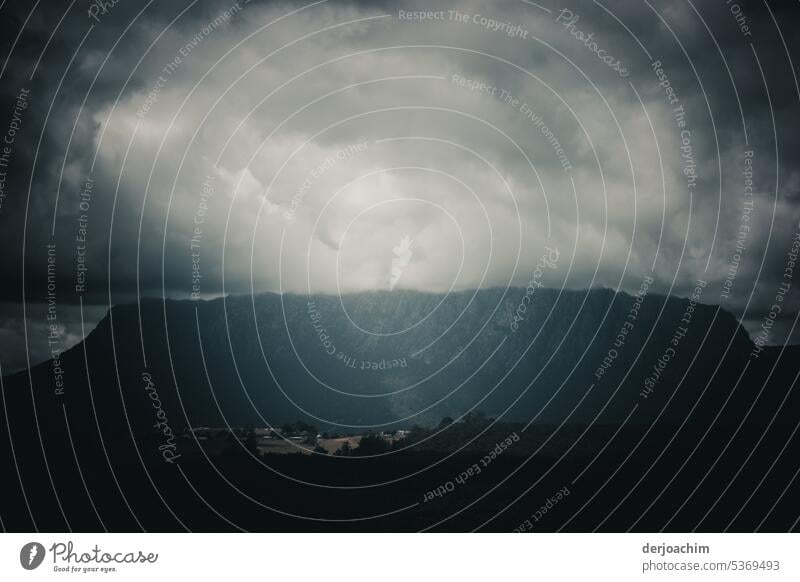 Dicke Wolken über den Bergen und dem Land Wolkendecke Wolkenhimmel Menschenleer Wolkenfeld Himmel Wolkenwand Umwelt Klima Außenaufnahme Natur Wetter