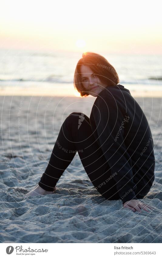 FRAU - SONNENUNTERGANG - SCHÖN Frau kurzhaarig brünett Sand Strand Meer Sonnenuntergang Sonnenlicht Ferien & Urlaub & Reisen Erholung Sommer Schönes Wetter