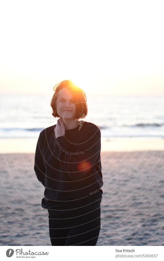 SONNENUNTERGANG - NACHDENKLICH Frau 30-35 Jahre brünett kurzhaarig stehend am Meer Sand Strand Nordsee Sylt Ferien & Urlaub & Reisen Schönes Wetter