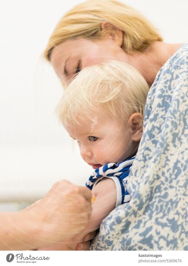 Das Kind wird vom Kinderarzt in Anwesenheit der Mutter geimpft. Vorbeugende Impfung gegen Diphtherie, Keuchhusten, Tetanus, Hepatitis, Hämophilus influenzae, Pneumokokken, Poliomyelitis