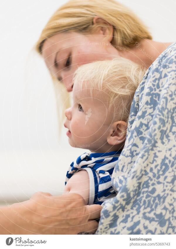 Das Kind wird vom Kinderarzt in Anwesenheit der Mutter geimpft. Vorbeugende Impfung gegen Diphtherie, Keuchhusten, Tetanus, Hepatitis, Hämophilus influenzae, Pneumokokken, Poliomyelitis