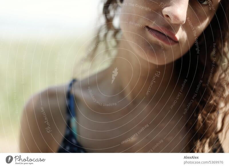 Detail- Portrait einer jungen, schönen, brünetten Frau am Meer - Grübchen, Lippen, Nase und Schulter warm sommerlich schönes wetter Sommer Nähe Tag Ruhe