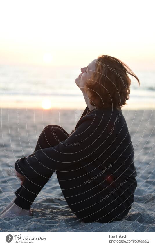 und einmal mit Schwung... Frau kurzhaarig brünett haare im wind feminin schön Sonnenuntergang Sonnenlicht Erwachsene Außenaufnahme Farbfoto Tourismus