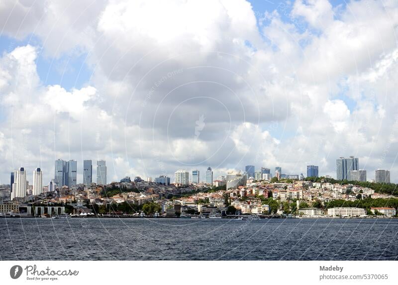 Blick von der Fähre nach Üsküdar auf den Dolmabahce Palast im Stadtteil Besiktas im Sommer mit Wolken und Sonnenschein in Istanbul am Bosporus in der Türkei