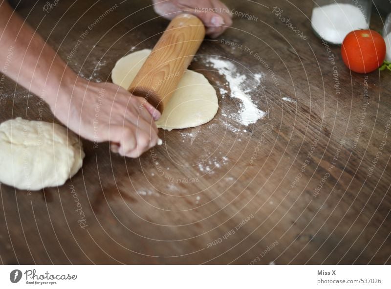 Pizzateig Lebensmittel Gemüse Teigwaren Backwaren Brot Ernährung Hand lecker Nudelholz ausrollen Tomate Italienische Küche Farbfoto Innenaufnahme