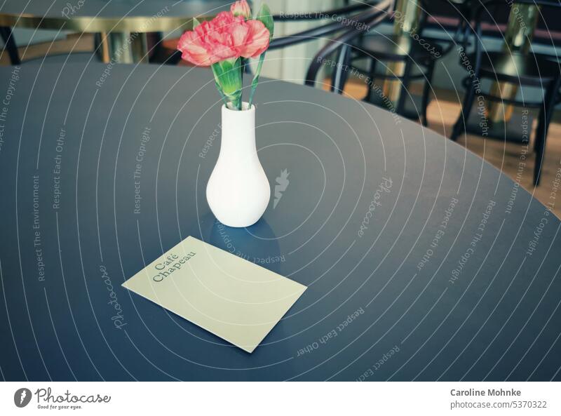 Café-Stimmung tisch pausieren Blumen Natur pflanze Grün wachsen Nahaufnahme Detailaufnahme natürlich bluete leben Sommer schwarz blühen Blätter Farbfoto