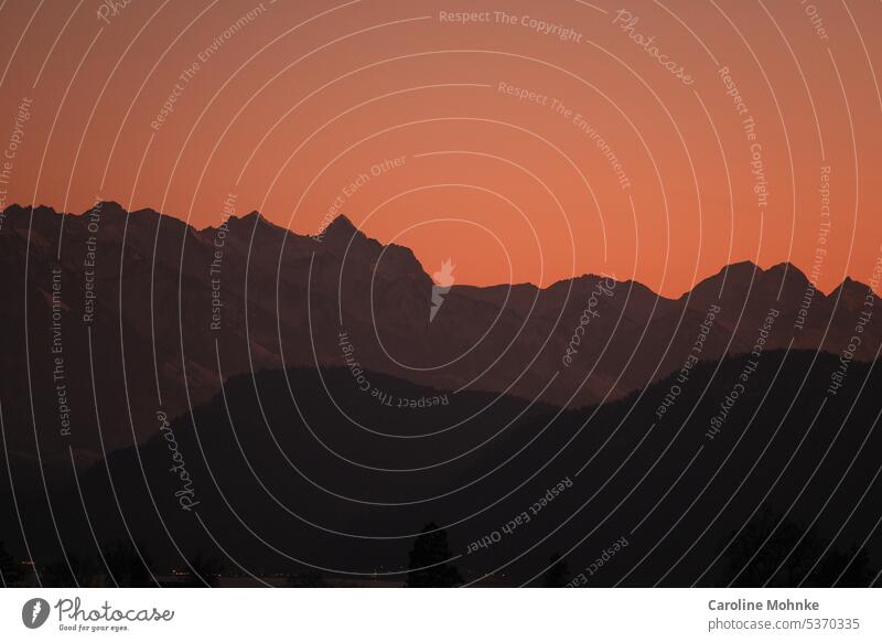 Bergkette in tiefem Abendrot Himmel Schweizer Berge Alpen Berge u. Gebirge Landschaft Gipfel Außenaufnahme Natur Menschenleer Schneebedeckte Gipfel