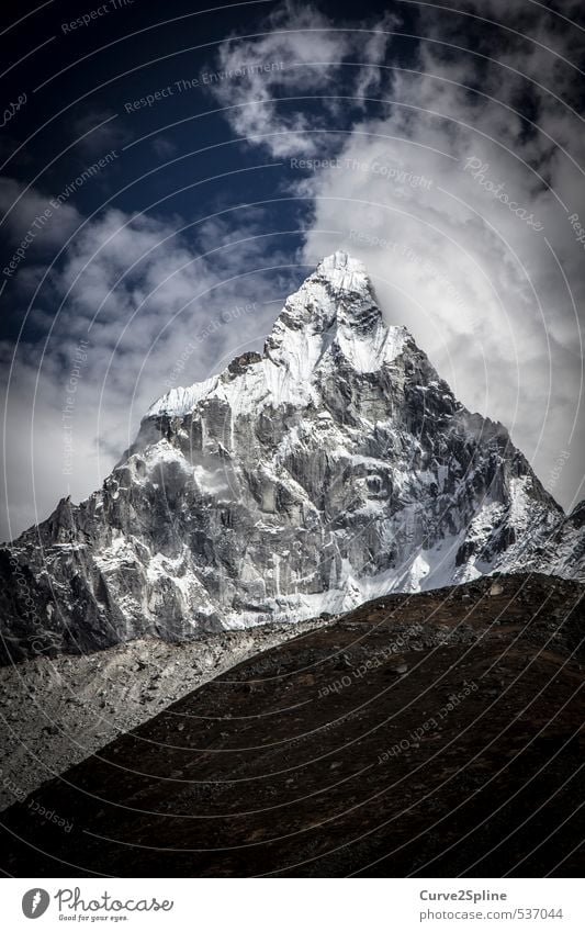 Ama Dablam Natur Landschaft Urelemente Himmel Eis Frost Schnee Berge u. Gebirge Gipfel Schneebedeckte Gipfel Ferne gigantisch Unendlichkeit stark blau grau