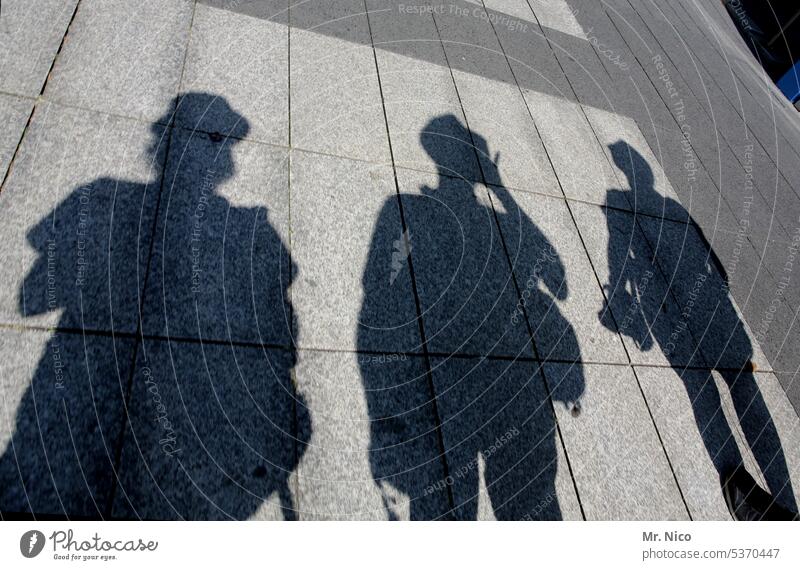 UT Bock auf Bochum I 3 von 6 Sightseeing Licht und Schatten zusammengehörig Schattenseite Schattendasein Schattenspiel Menschengruppe Boden Trio Straßenbelag