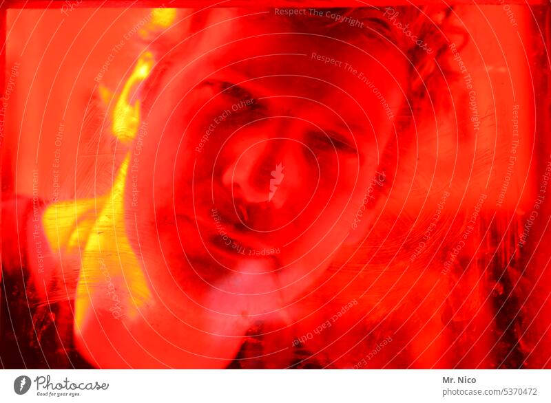 wärmendes I unterm Rotlicht Durchblick neugierig Rotlichtviertel geheimnisvoll schutzscheibe durchsichtig Transparente Schutz Blick Rotlichtmilieu Kopf Gesicht