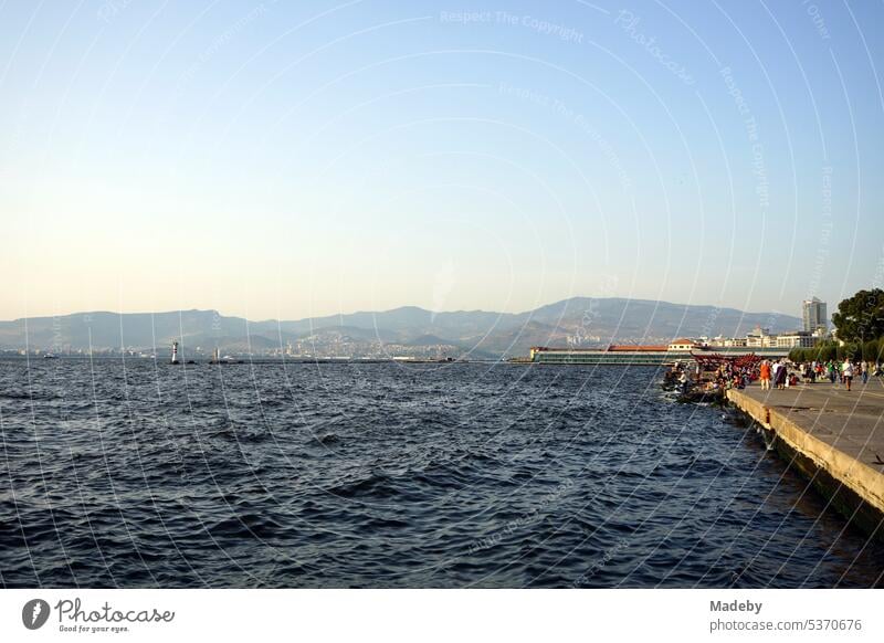 Blick von der Anlegestelle im Stadtteil Konak auf die Bucht von Izmir und die Küste mit den Bergen im Sommer bei Sonnenschein am Ägäischen Meer in der Türkei