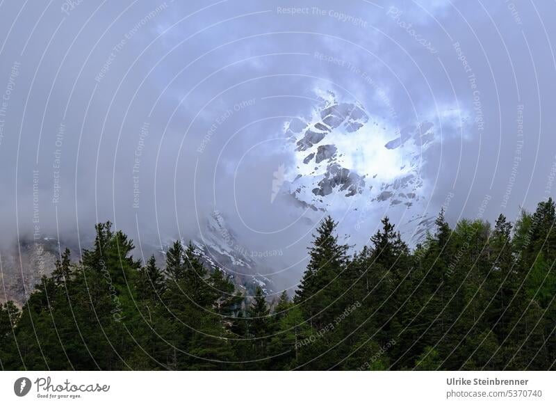 Lichtblick Wolkenhimmel Menschenleer Wolkendecke schlechtes Wetter Außenaufnahme Landschaft Natur Ausblick Berg Berge u. Gebirge Sonnenschein Lichtschein