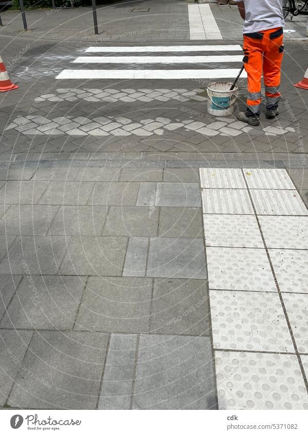 grau in grau | weiße Streifen müssen her! | ein Zebrastreifen wird gerade neu aufgebracht. Stadt urban Straße Verkehr im Freien Straßenverkehr Großstadt