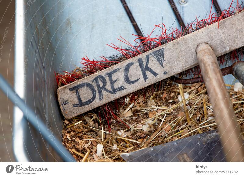 Straßenbesen mit der Aufschrift " Dreck " in einer Schubkarre Besen kehren Sauberkeit dreckig Ordnung Reinlichkeit Reinigen Borsten Zweck Zweckbestimmung