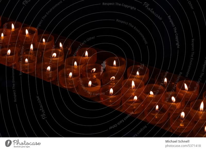 Opferkerzen Kerze Kirche Hoffnung Religion & Glaube Gebet Christentum beten Spiritualität glauben Gott Licht Symbole & Metaphern heilig Trauer Tod ruhig