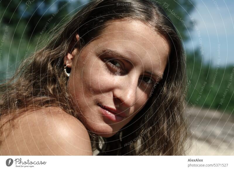 seitliches Portrait einer jungen, schönen, brünetten Frau mit Grübchen im Bikini am Strand warm sommerlich schönes wetter Sommer Nähe Tag Selbstbewußt