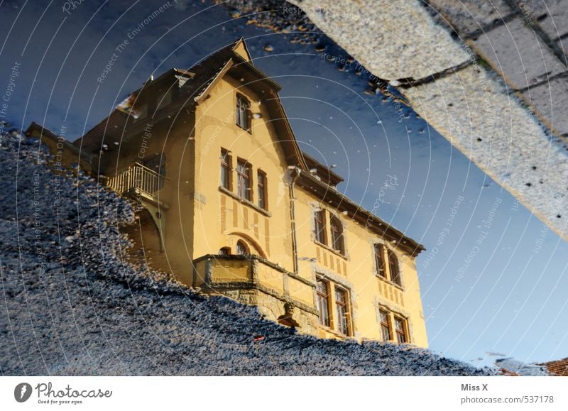 Villa Wasser Regen Haus Traumhaus Fassade Balkon Straße Wege & Pfade nass Häusliches Leben Schlagloch Straßenbelag Pfütze Reflexion & Spiegelung