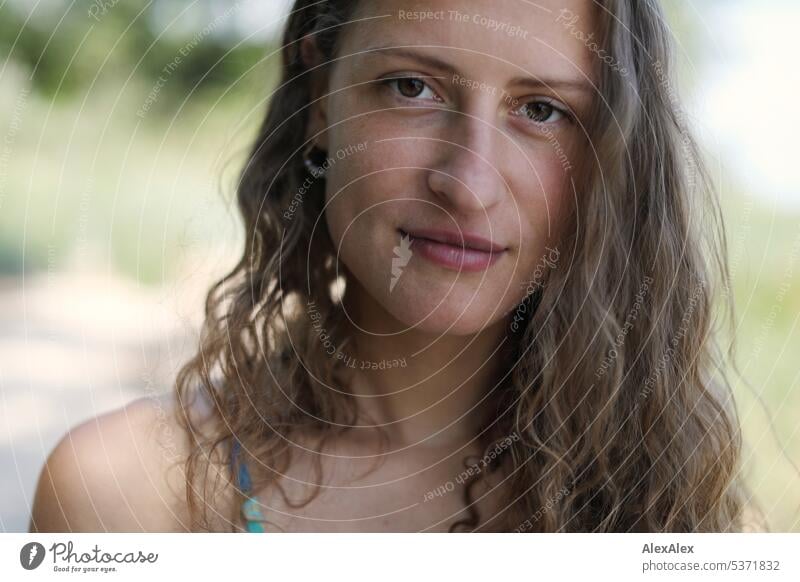 direktes Portrait einer jungen, schönen, brünetten, lächelnden Frau im Bikini am Strand warm sommerlich schönes wetter Sommer Pflanzen Nähe Tag Ruhe