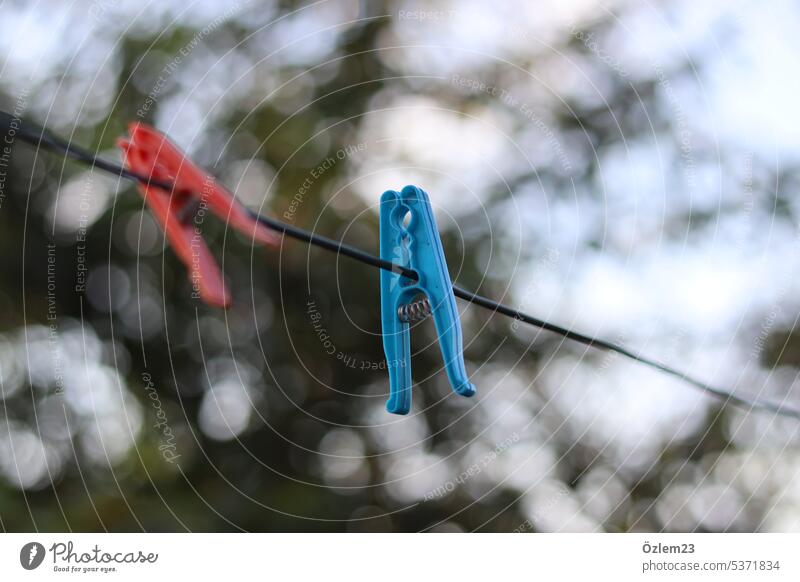 An der Leine hängende Wäscheklammern Wäscheleine Sauberkeit sauber frisch Waschtag Wäsche waschen aufhängen Haushalt Alltagsfotografie Häusliches Leben