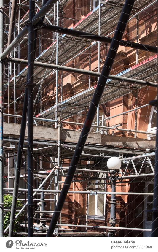 Für Bau- und Renovierungsarbeiten wird es höchste Zeit! Haus Sanierung Bauarbeiten Baustelle Gebäude Fassade Gerüst Baugerüst Architektur