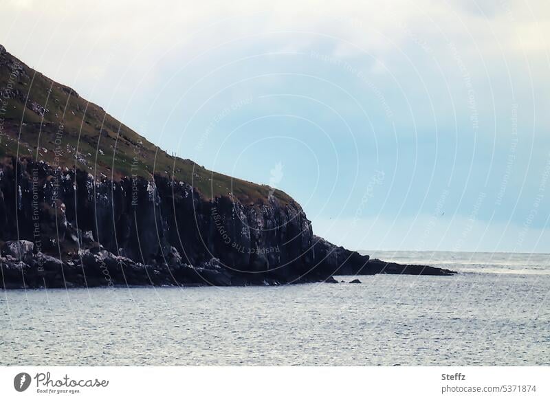 Färöer Insel Streymoy mit blauem Himmel Färöerinseln Färöer Inseln Färöer-Inseln Ozean Atlantik Schafsinseln Felsinseln Felseninsel felsig himmelblau Felsufer