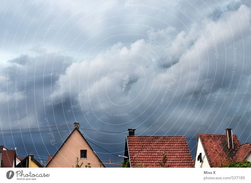 ein Gewitter zieht auf Häusliches Leben Wohnung Haus Wolken Gewitterwolken Wetter schlechtes Wetter Unwetter Wind Sturm Regen Stadt Dach bedrohlich dunkel