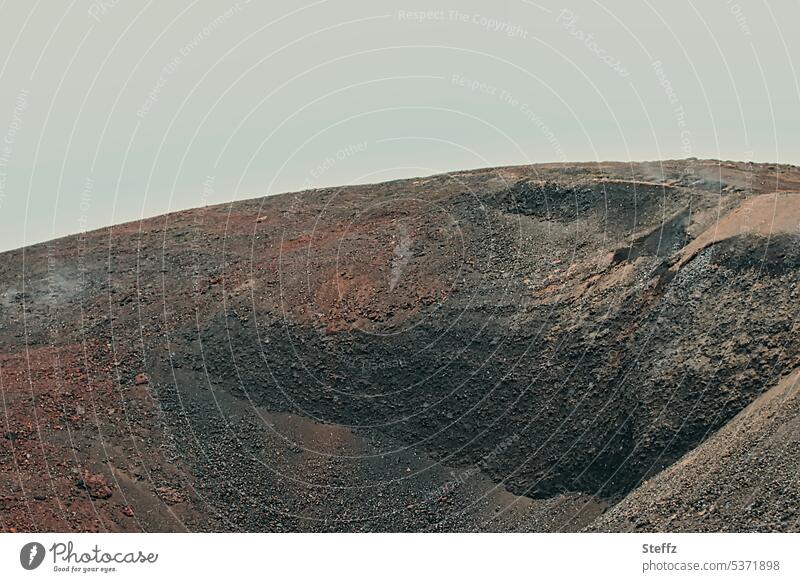 Lavahügel bei dem Vulkansystem Krafla auf Island Nordisland isländisch Lavalandschaft Lavafeld vulkanisch Vulkangebiet Islandreise geologisch uralt dunkel