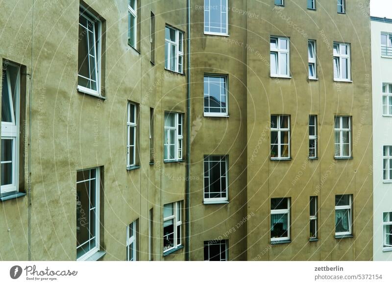 Hinterhaus altbau außen brandmauer fassade fenster himmel himmelblau hinterhaus hinterhof innenhof innenstadt kiez mehrfamilienhaus menschenleer mietshaus