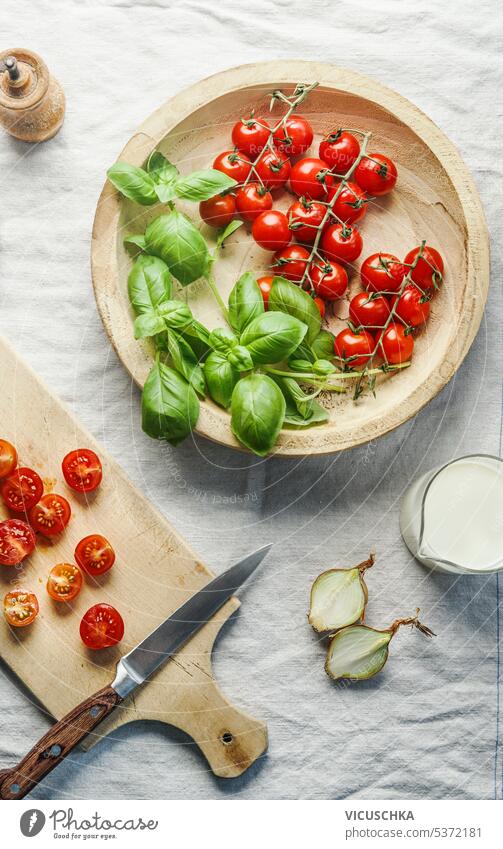 Zutaten für cremige Tomatensuppe, Ansicht von oben. Gesundes Essen kochen Basilikum hölzern Küche Tisch Gesundheit Essen zubereiten Draufsicht Borte