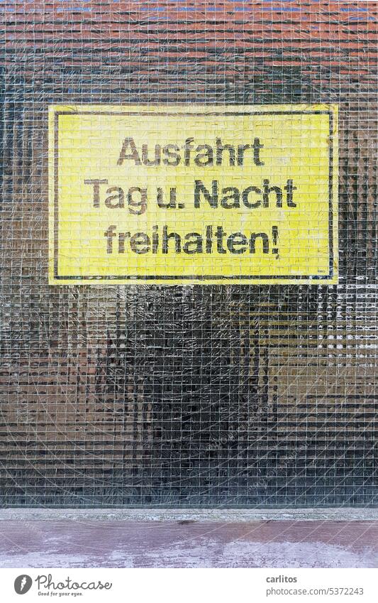 Schild | mal so'n Foto im Vorbeigehen ..... Ausfahrt Tag Nacht freihalten Drahtglas Fenster Schilder & Markierungen Hinweisschild Einfahrt Tor Warnschild Garage