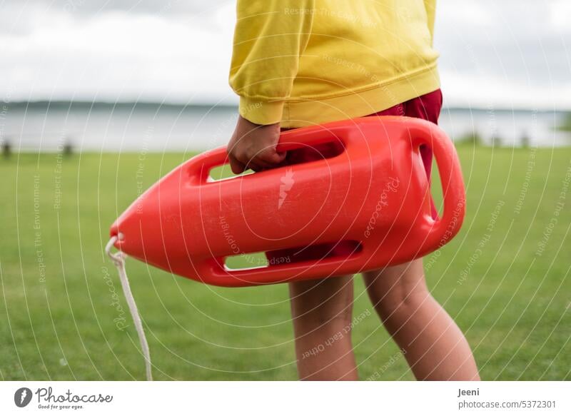 Juniorretter im Einsatz Retter Lebensrettung Schutz Hilfsbereitschaft Wasserrettung Sommer DLRG Rettungsboje Schwimmen & Baden See Rettungsschwimmer schwimmen