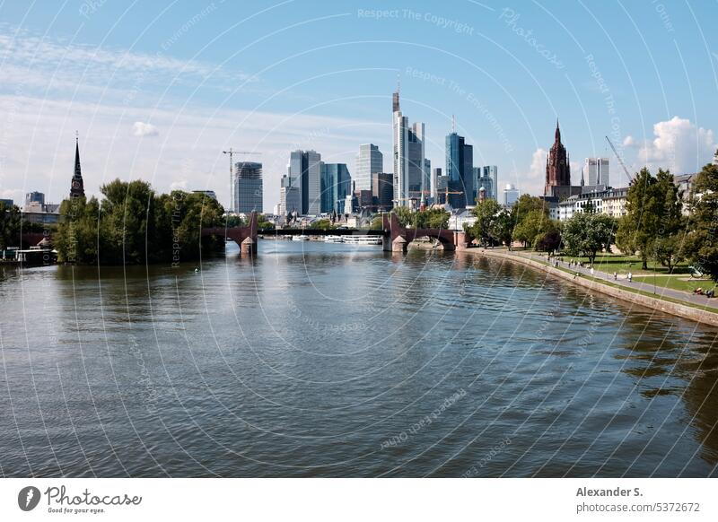 Skyline von Frankfurt am Main von einer Brücke aus fotografiert Panorama Wolkenkratzer Stadt Fluss Stadtzentrum Panorama (Aussicht) Hochhäuser Wasser