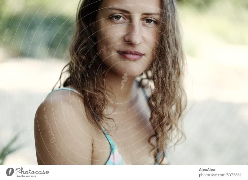 direktes Portrait einer jungen, schönen, brünetten Frau im Bikini am Strand warm sommerlich schönes wetter Sommer Pflanzen Nähe Tag Ruhe Selbstbewußt