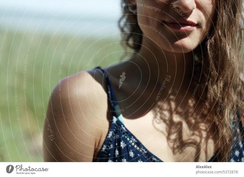 Detail- Portrait einer jungen, schönen, brünetten Frau am Meer - Grübchen, Lippen, Nase und Schulter warm sommerlich schönes wetter Sommer Nähe Tag Ruhe