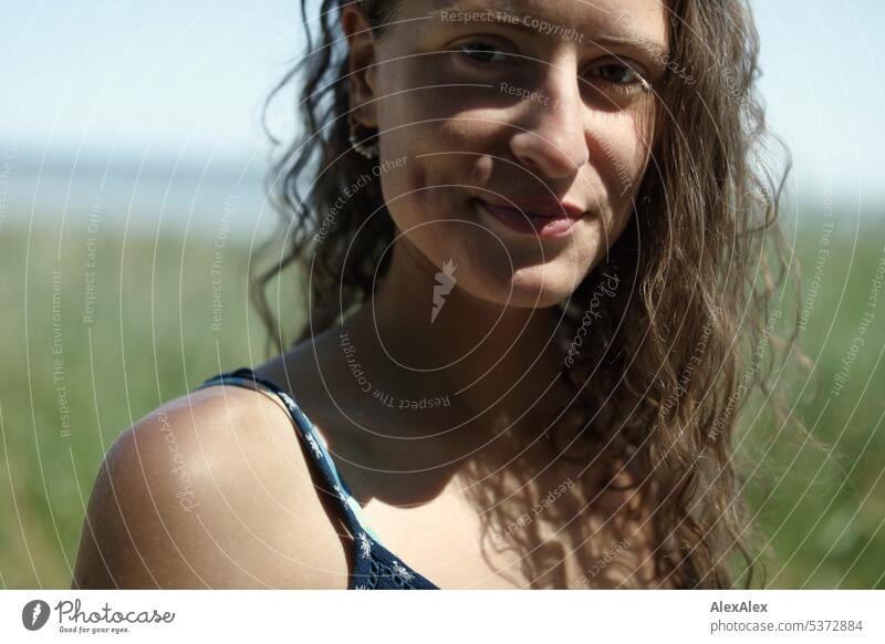 direktes Portrait einer jungen, schönen, brünetten Frau am Meer warm sommerlich schönes wetter Sommer Pflanzen Nähe Tag Ruhe Selbstbewußt Jugendlichkeit Haut