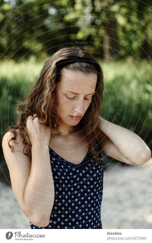 direktes Portrait einer jungen, schönen, brünetten Frau vor einem Wald warm sommerlich schönes wetter Sommer Pflanzen Nähe Tag Ruhe Selbstbewußt Jugendlichkeit