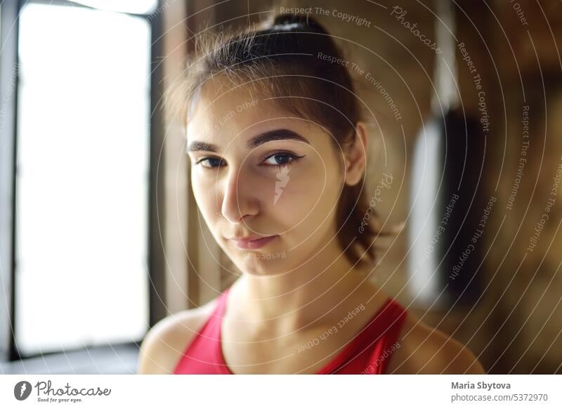 Junge Frau während eines Boxtrainings. Weiblicher Boxer beim Fitnesstraining. Regelmäßiger Sport stärkt das Immunsystem und fördert die Gesundheit und Widerstandsfähigkeit gegen Krankheiten.