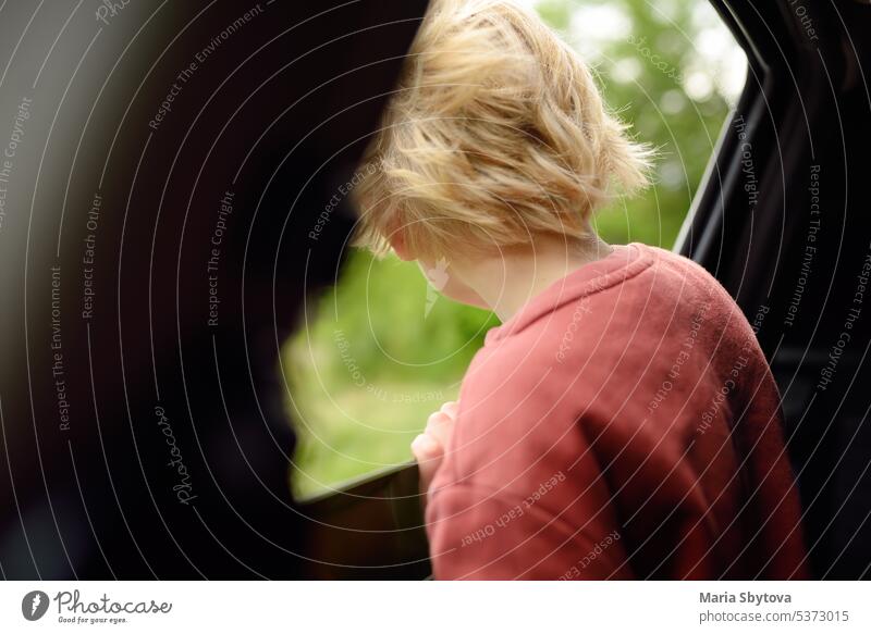 Cute preteen Junge Blick durch das Fenster des Autos während der Familie Road Trip und genießen Sie die angenehme Erwartung der glücklichen Urlaub. Joyful Kind reisen mit Eltern während der Ferien.