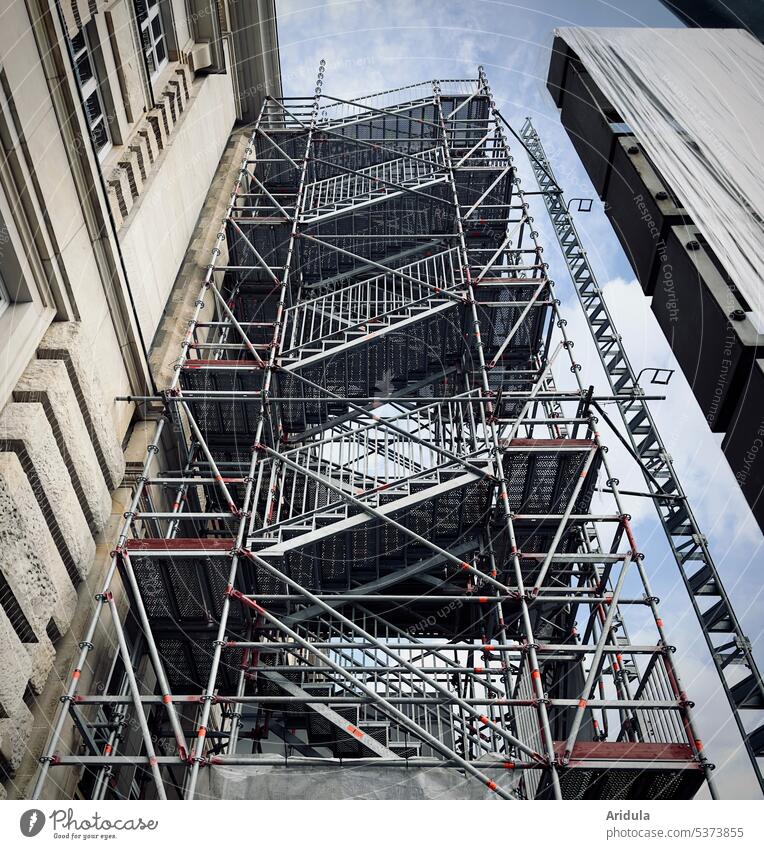 Froschperspektive | Baugerüsttreppe Baustelle Gerüst Fassade Sanieren Gebäude Renovieren Haus Modernisierung Architektur bauen Wandel & Veränderung